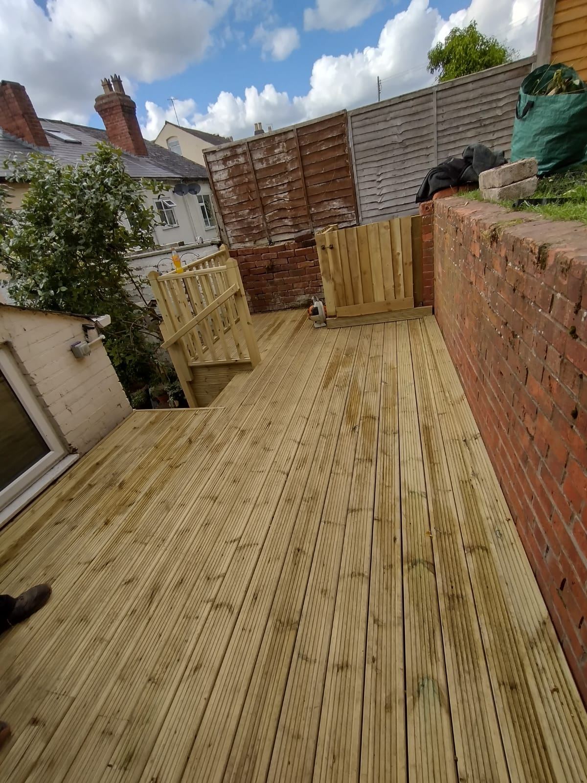 Timber decking with steps in Stourport-on-Severn, photo 1
