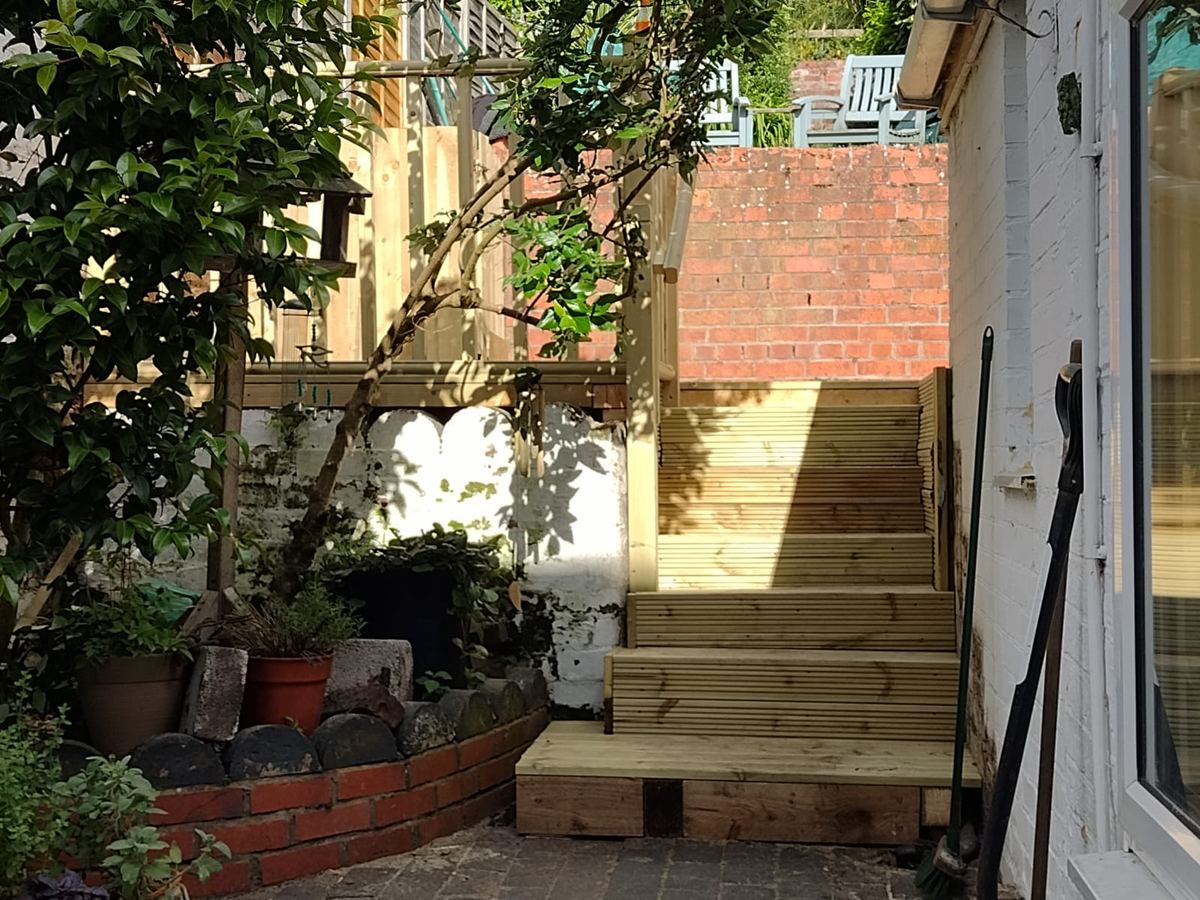 Timber decking with steps in Stourport-on-Severn, photo 2