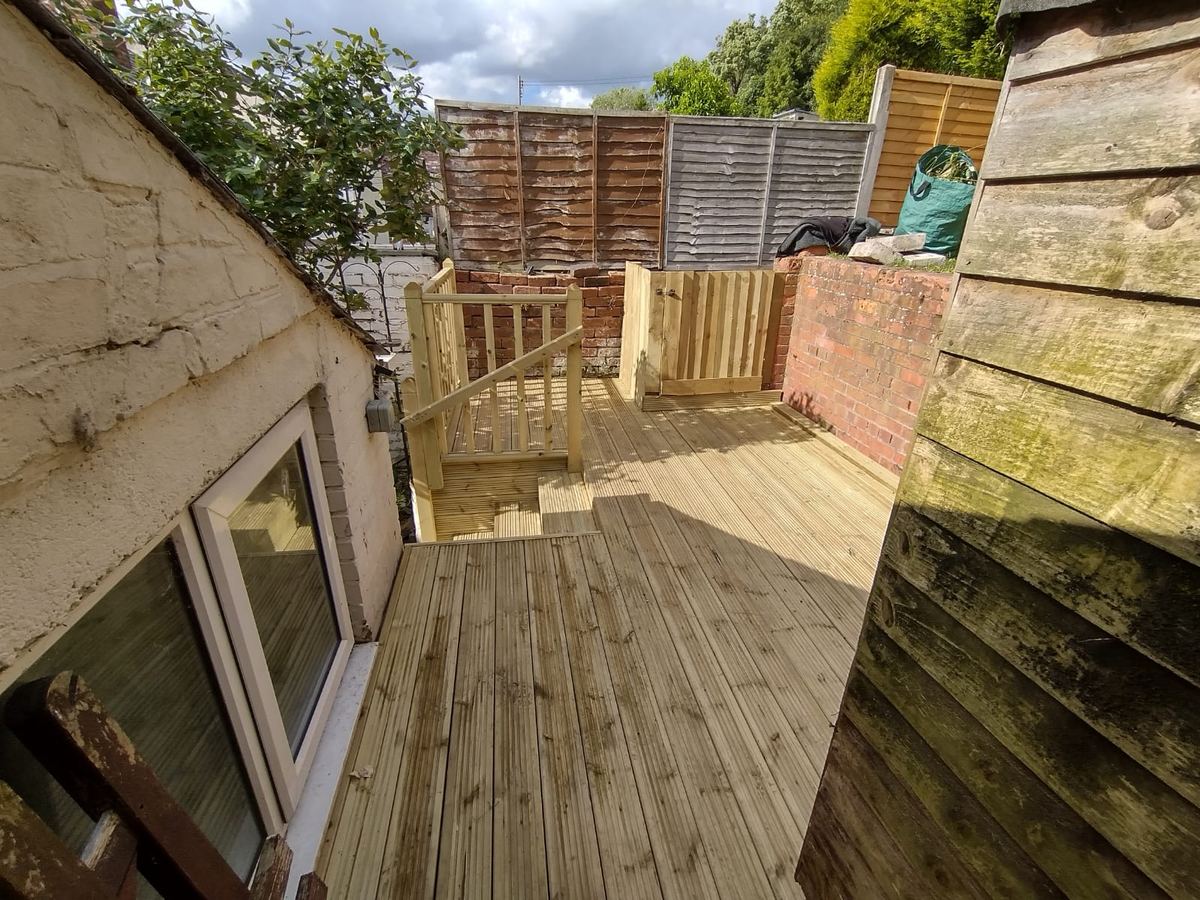 Timber decking with steps in Stourport-on-Severn, photo 3