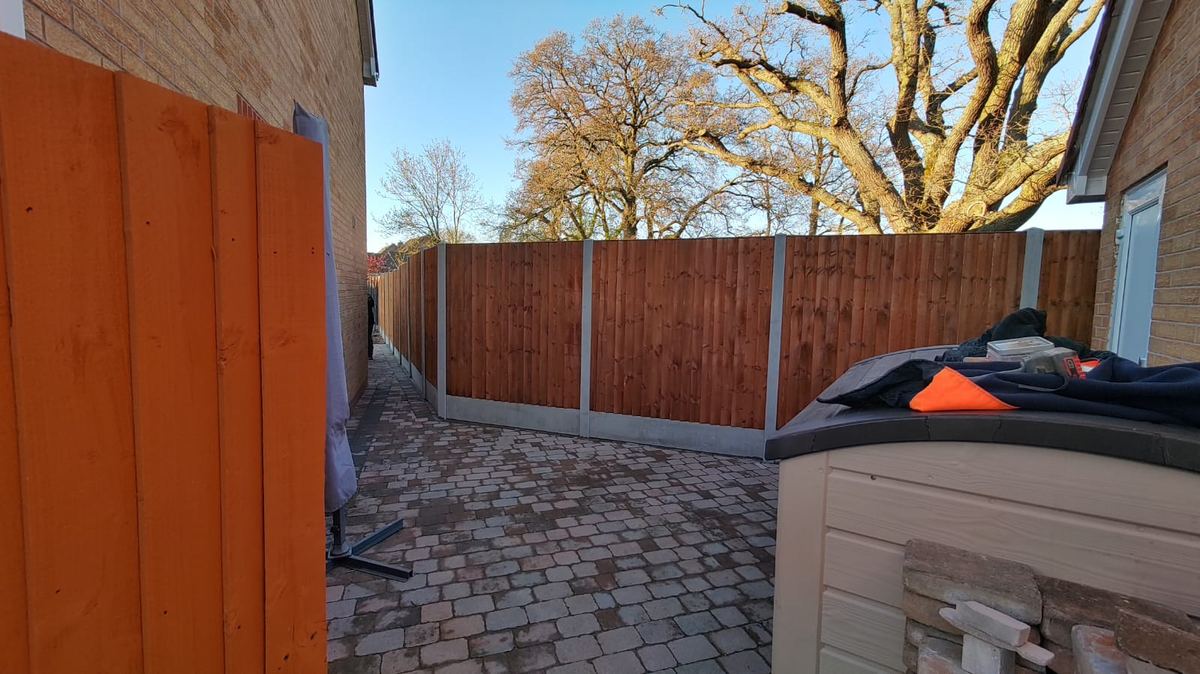 Closeboard fence beside a block-paved drive in Stourport-on-Severn, photo 1