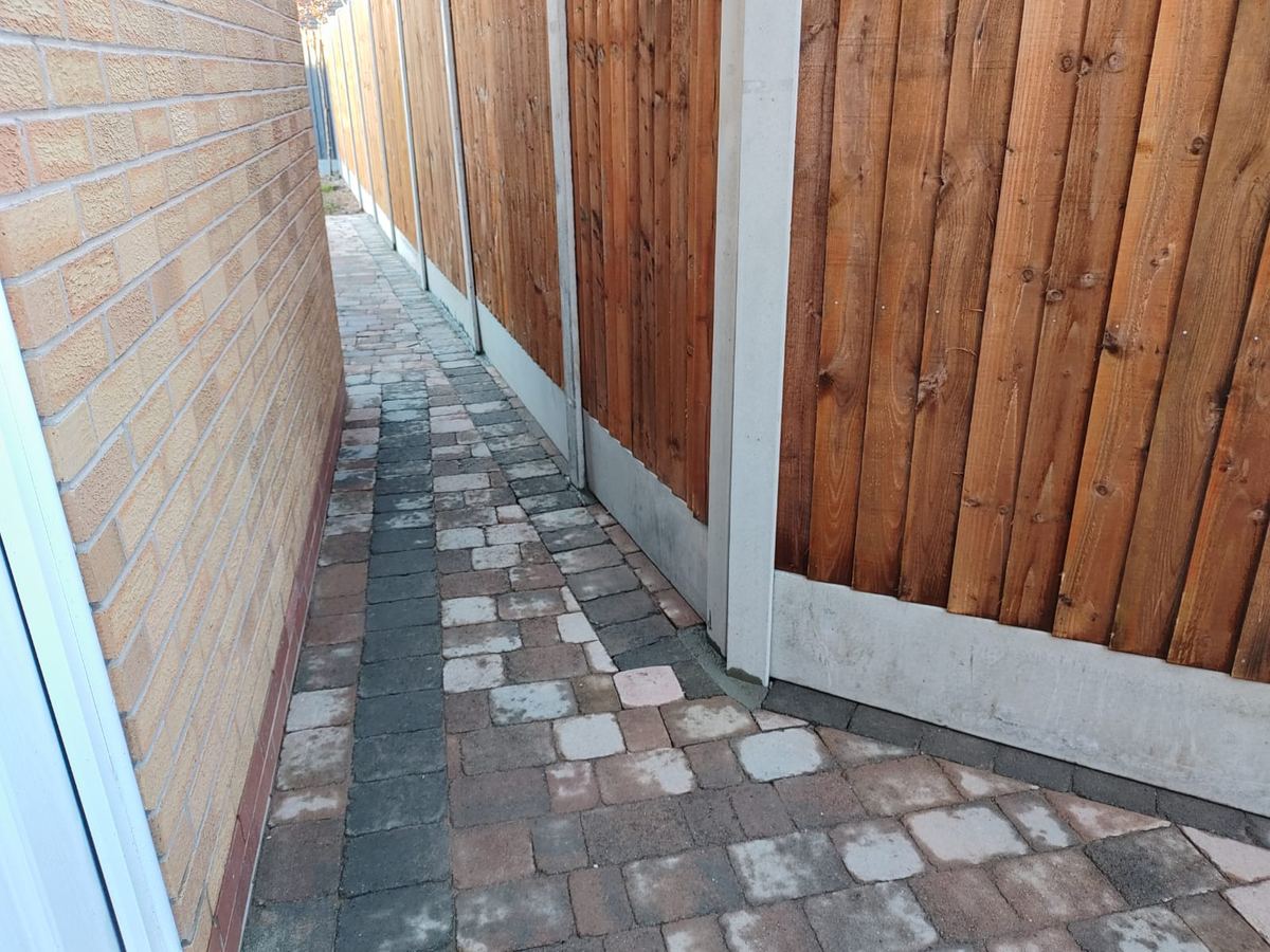 Closeboard fence beside a block-paved drive in Stourport-on-Severn, photo 3