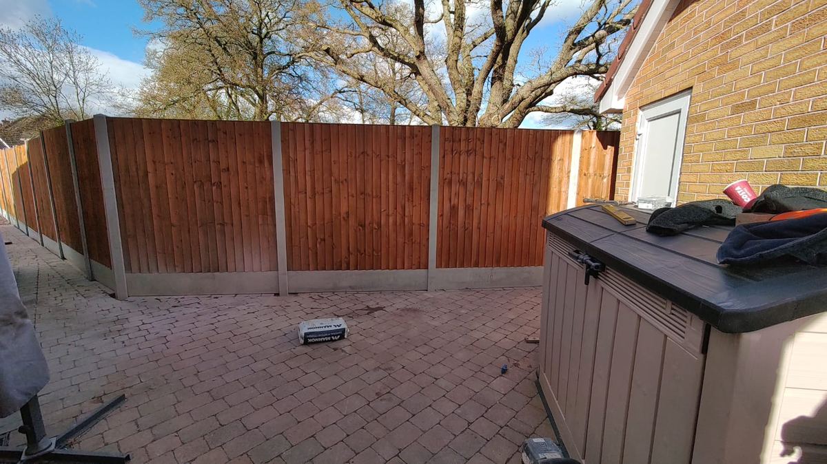 Closeboard fence beside a block-paved drive in Stourport-on-Severn, photo 4