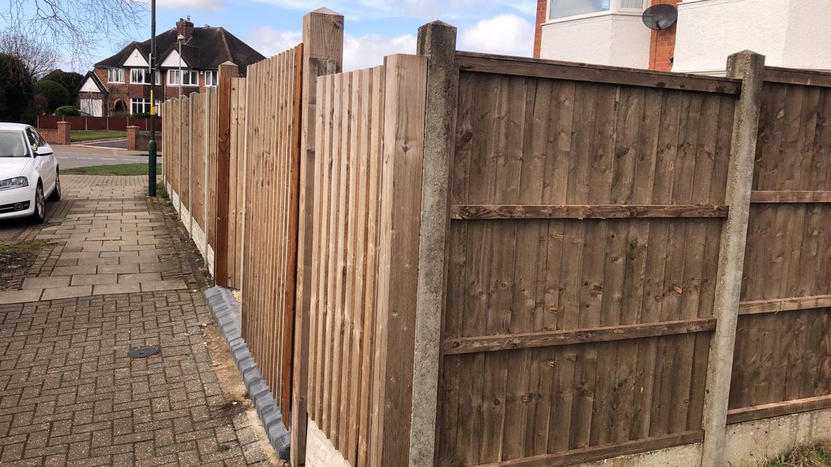 Dark closeboard fence beside a path in Stourport-on-Severn, photo 2